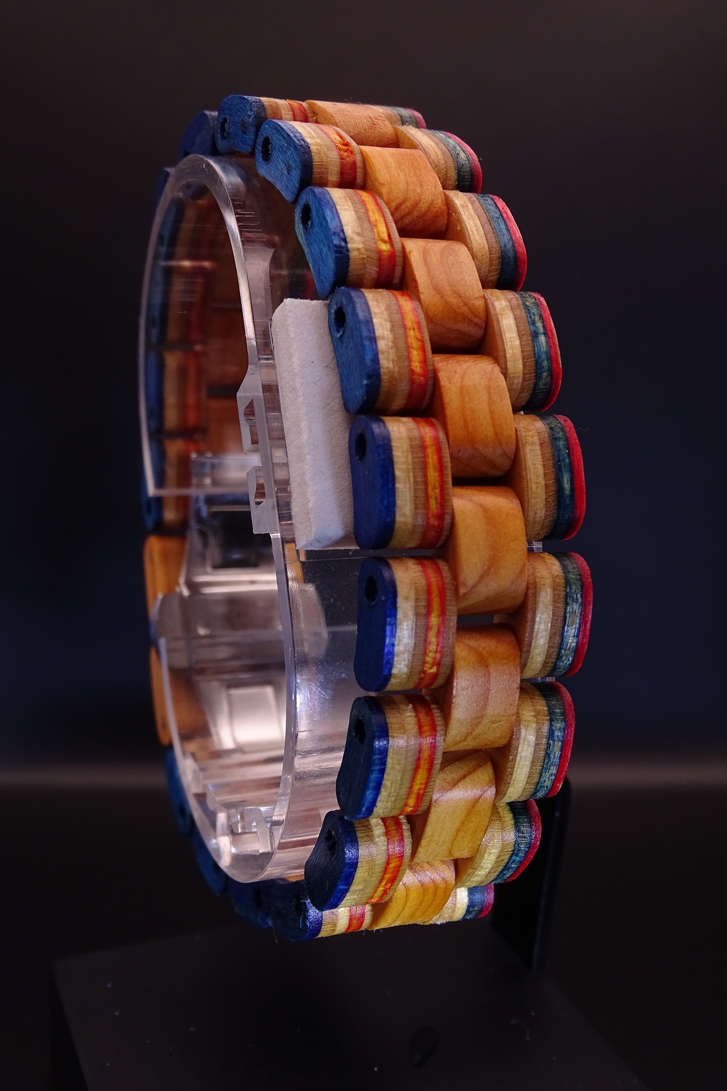 Holzarmband aus Eibenholz mit Skateboardteilen – Bild 2