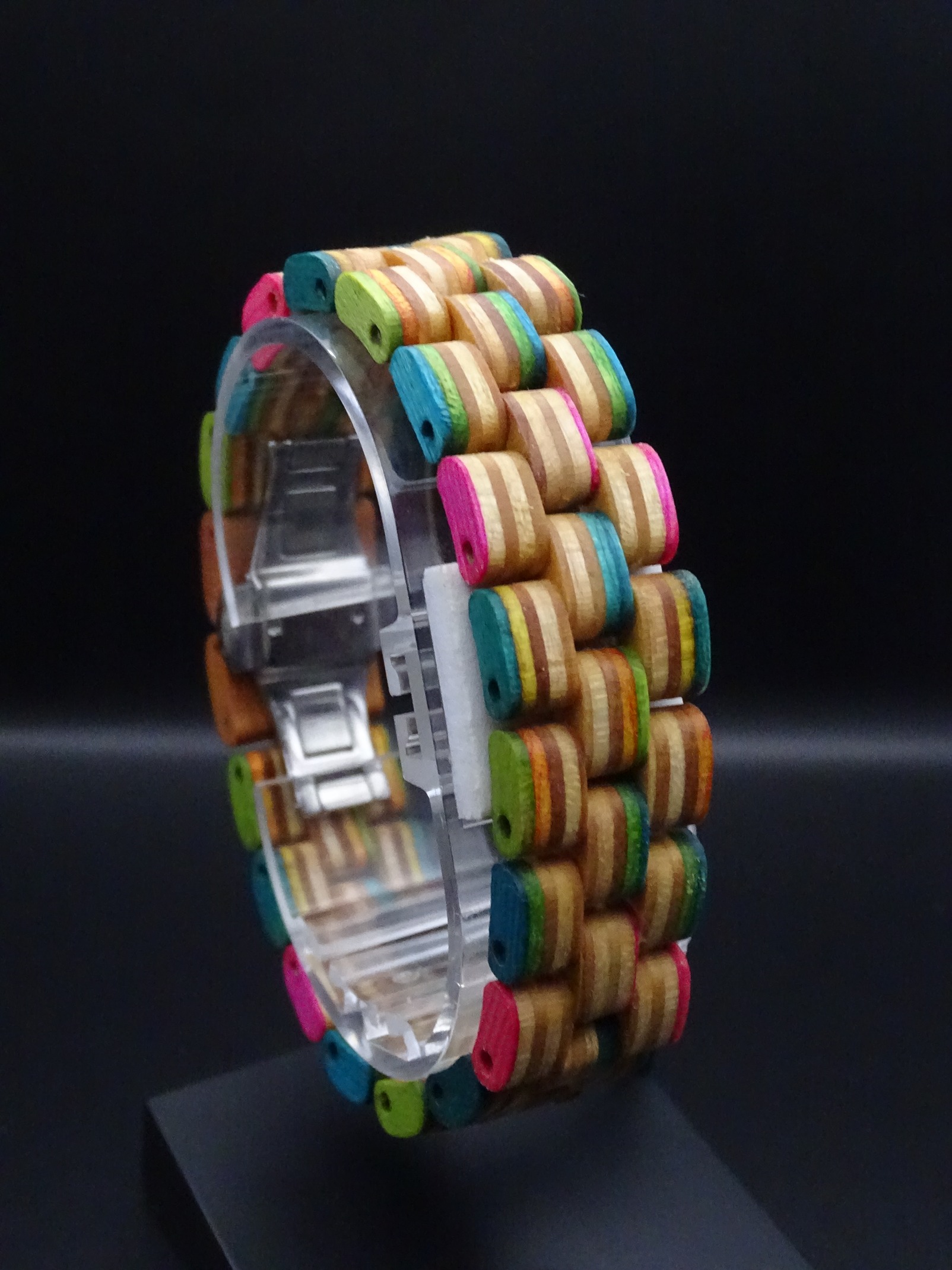 Holzarmband aus recycelten Skateboards – Bild 2