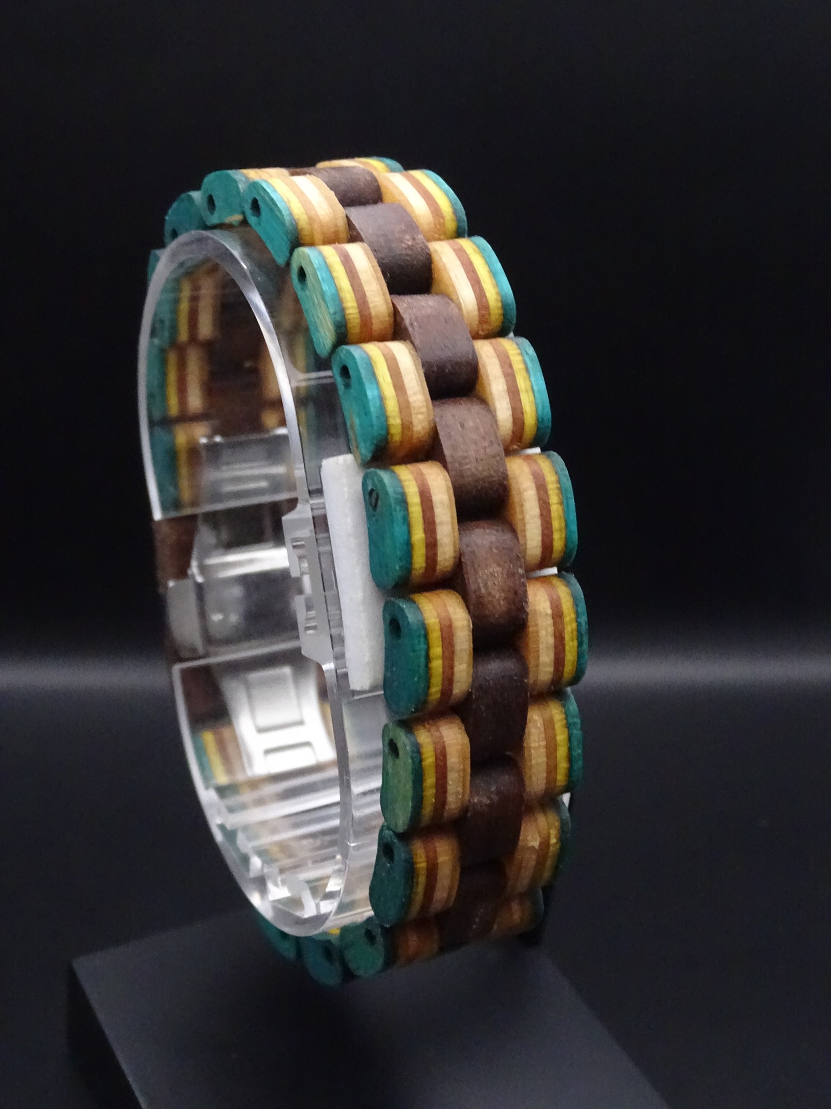 Holzarmband aus Schwarznussholz mit Skateboardteilen – Bild 2