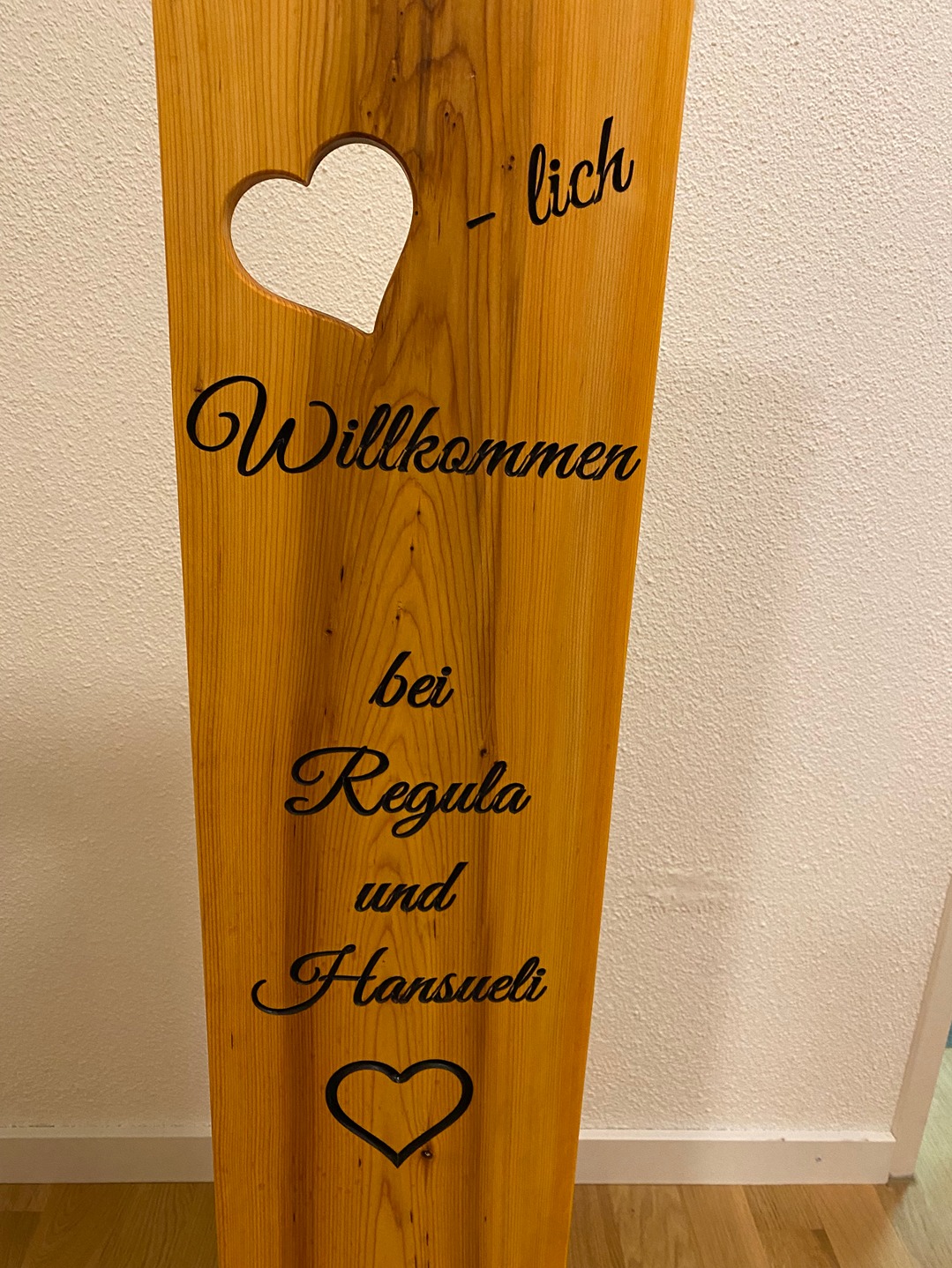 Eingangstafel aus schweizer Eibenholz – Bild 2