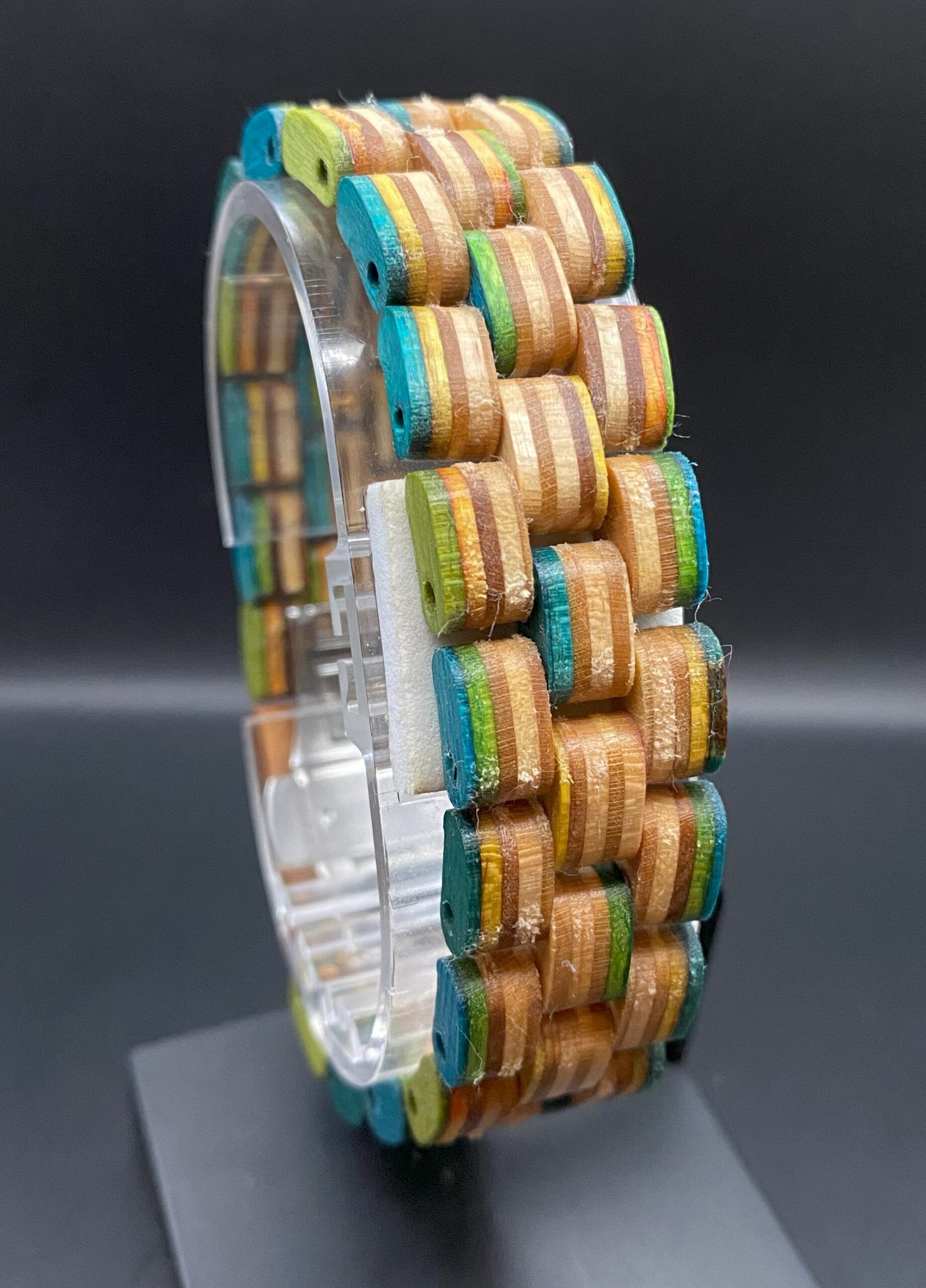 Armband aus recycelten Skateboards