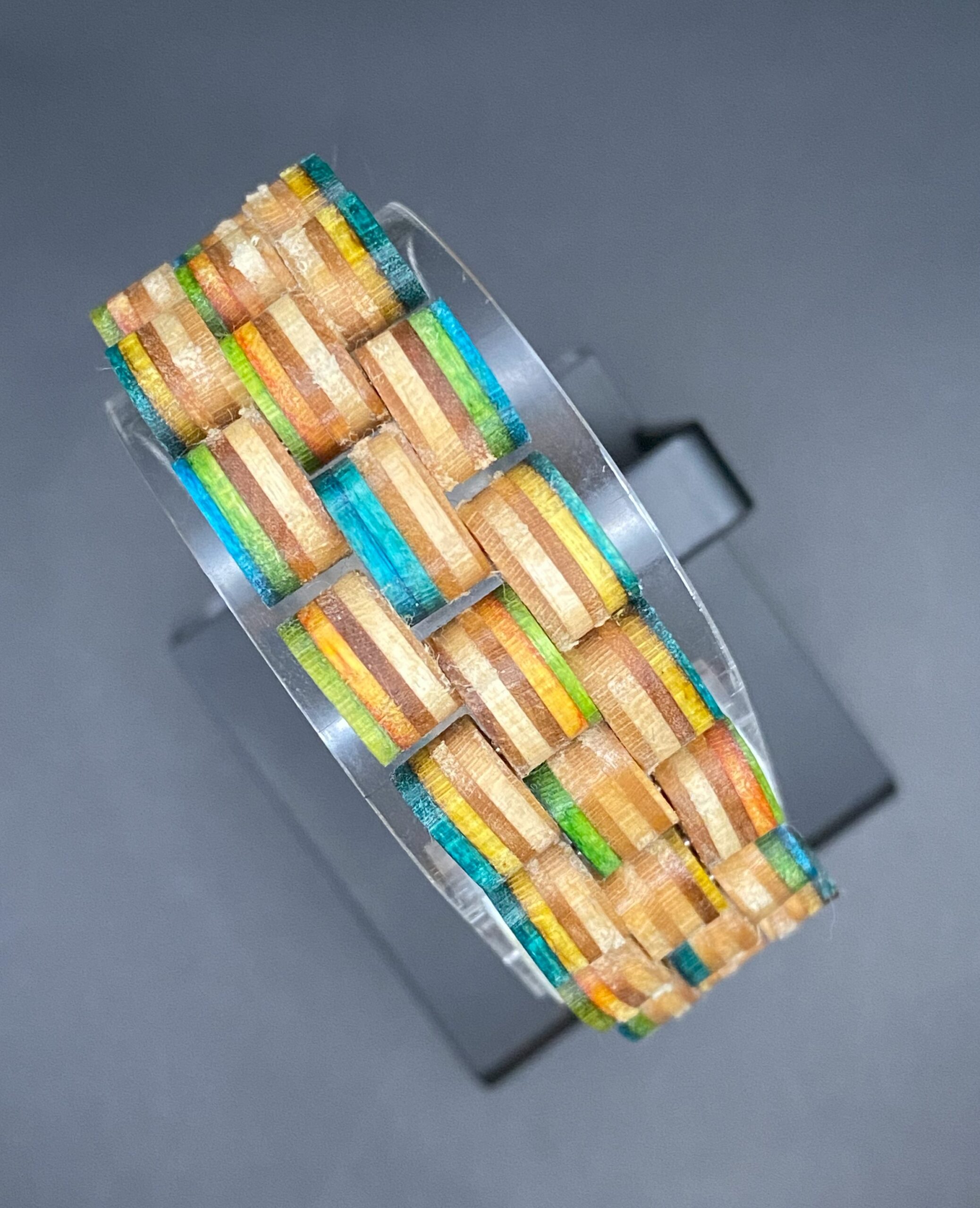 Armband aus recycelten Skateboards