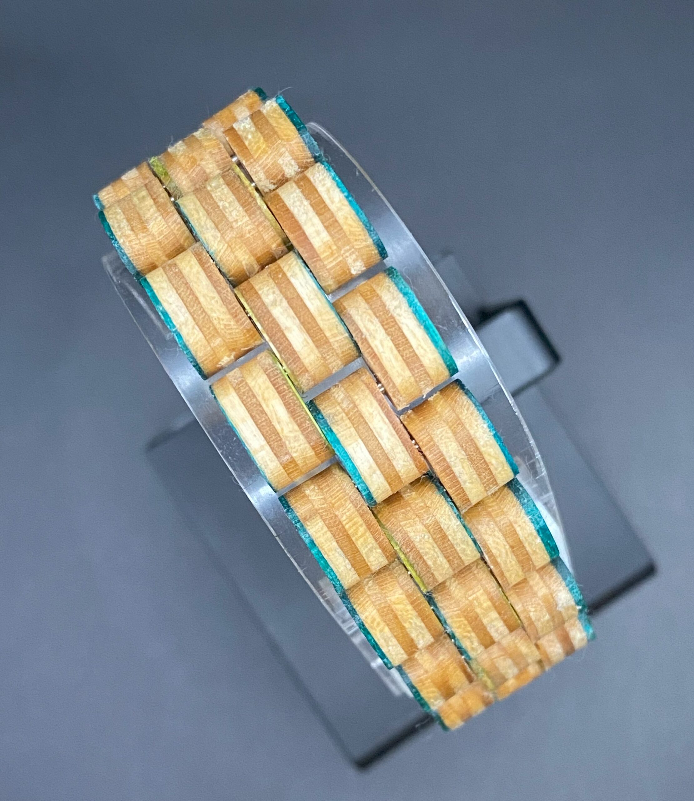 Armband aus recycelten Skateboards