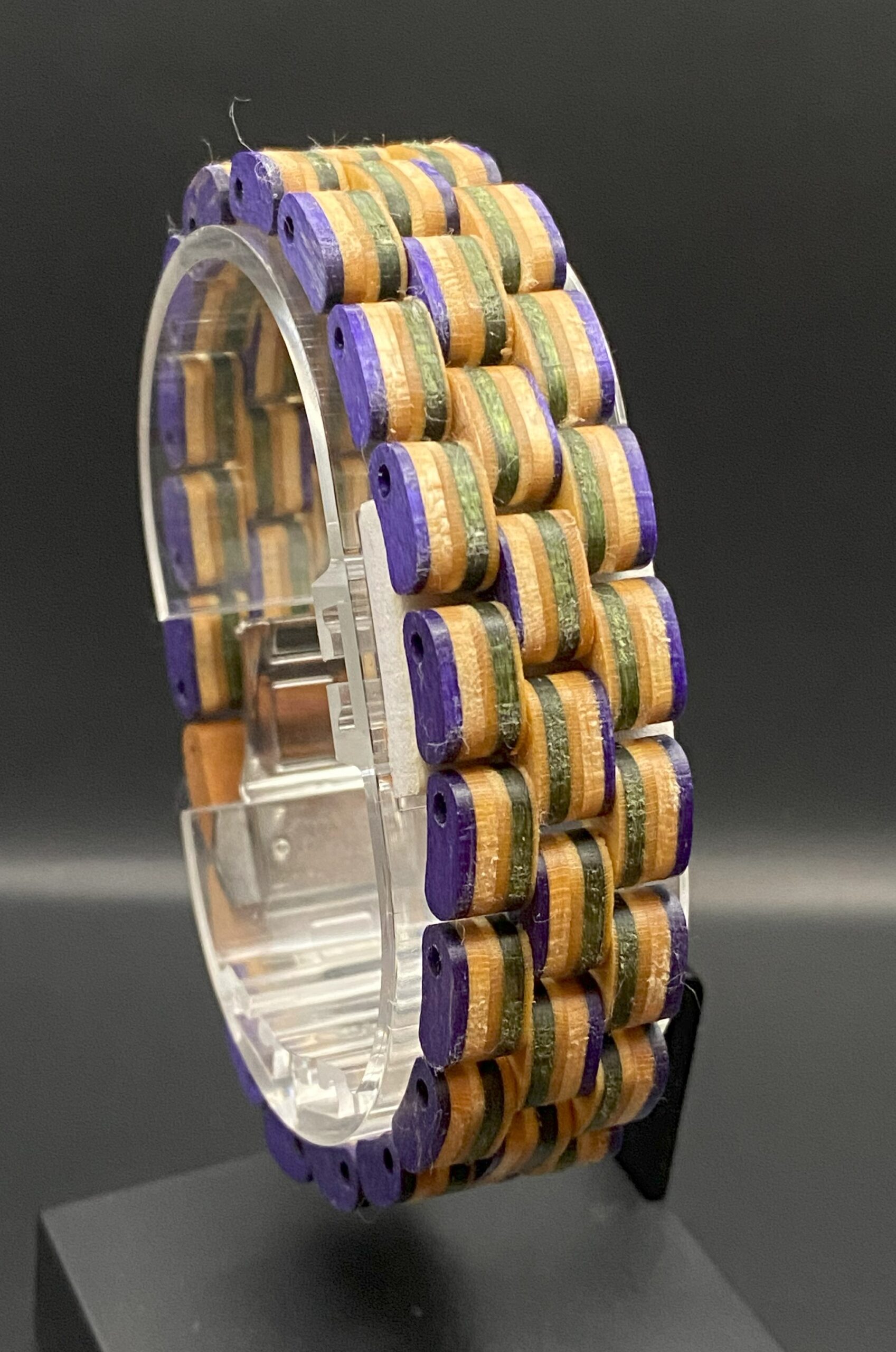 Armband aus recycelten Skateboards