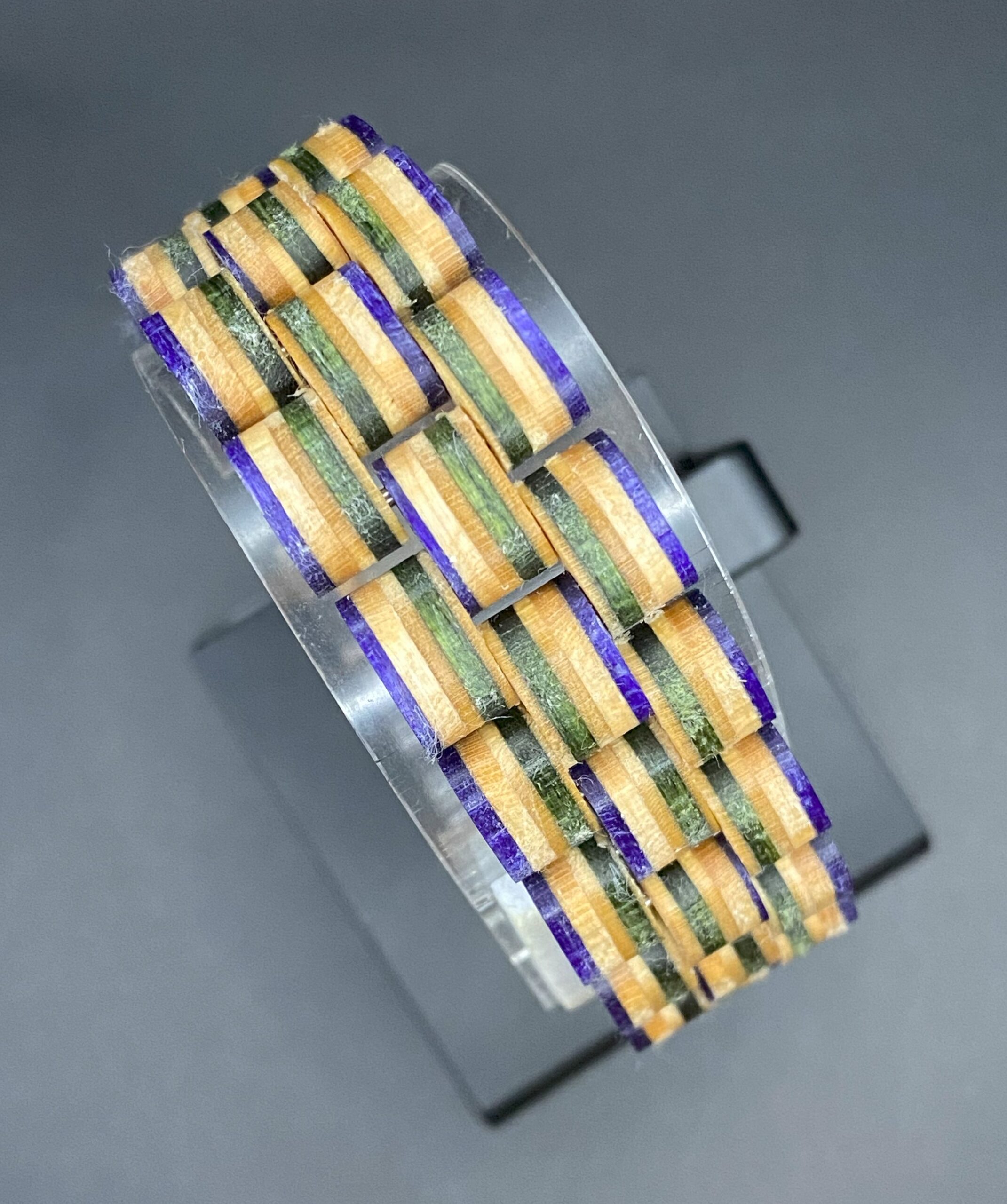 Armband aus recycelten Skateboards