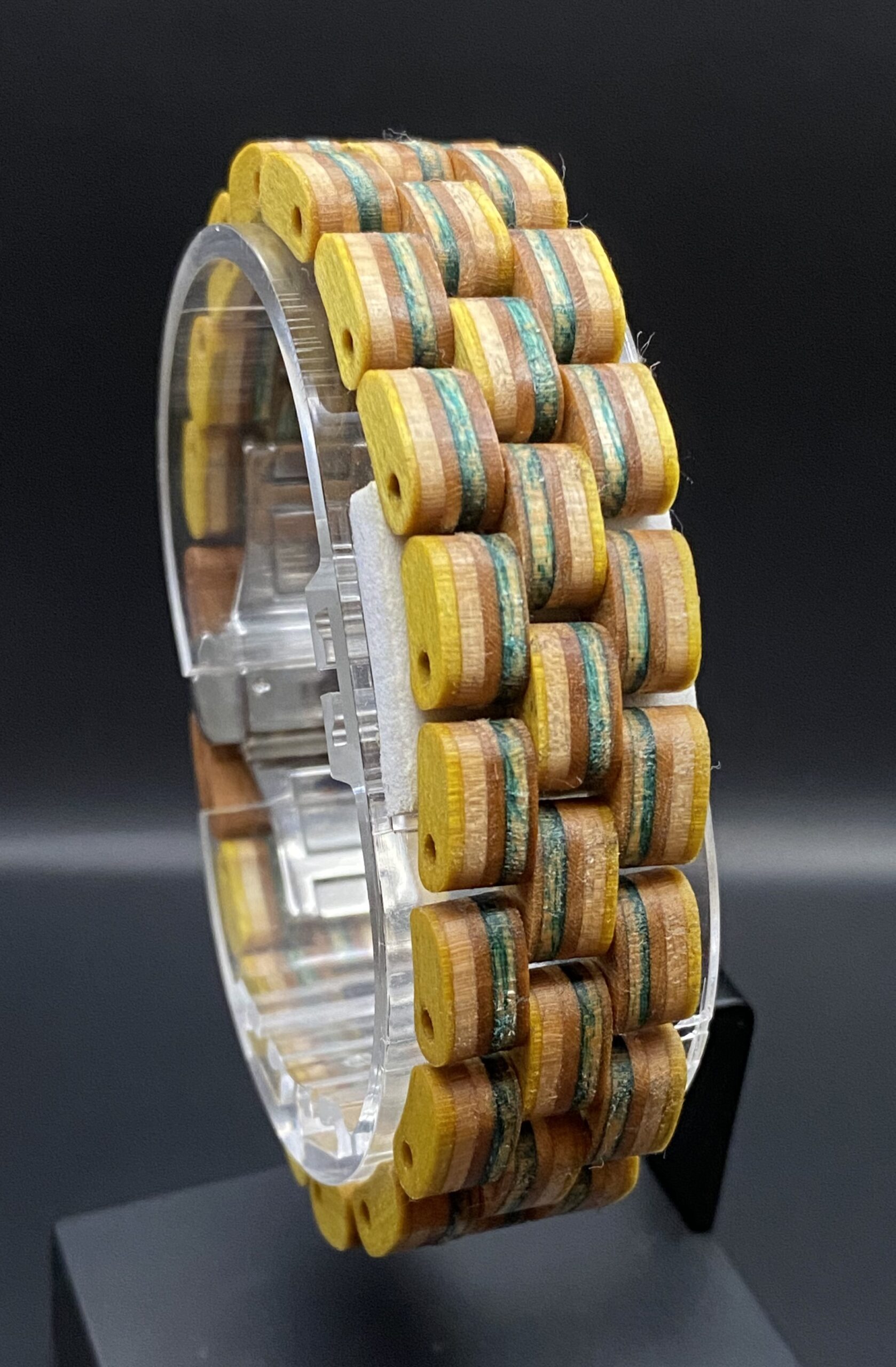 Armband aus recycelten Skateboards