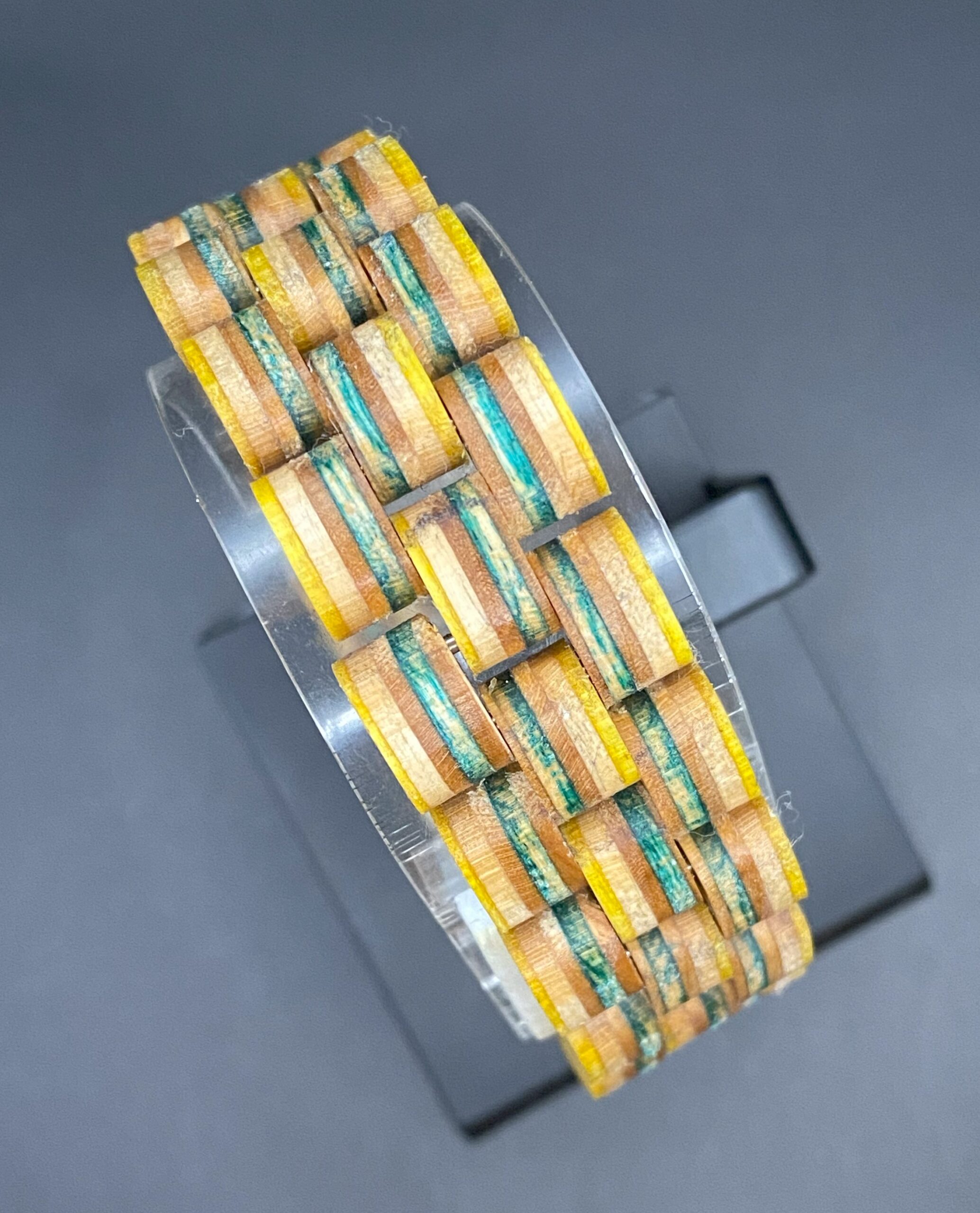 Armband aus recycelten Skateboards