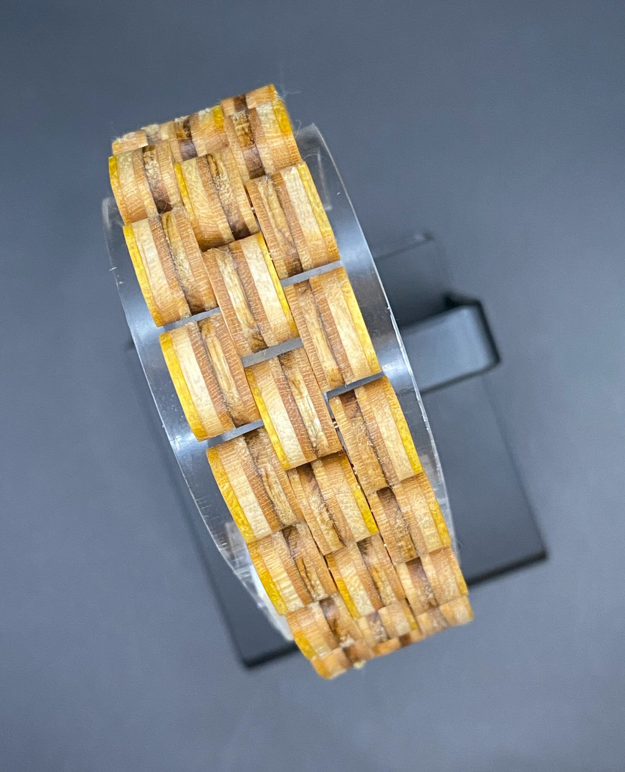 Armband aus recycelten Skateboards