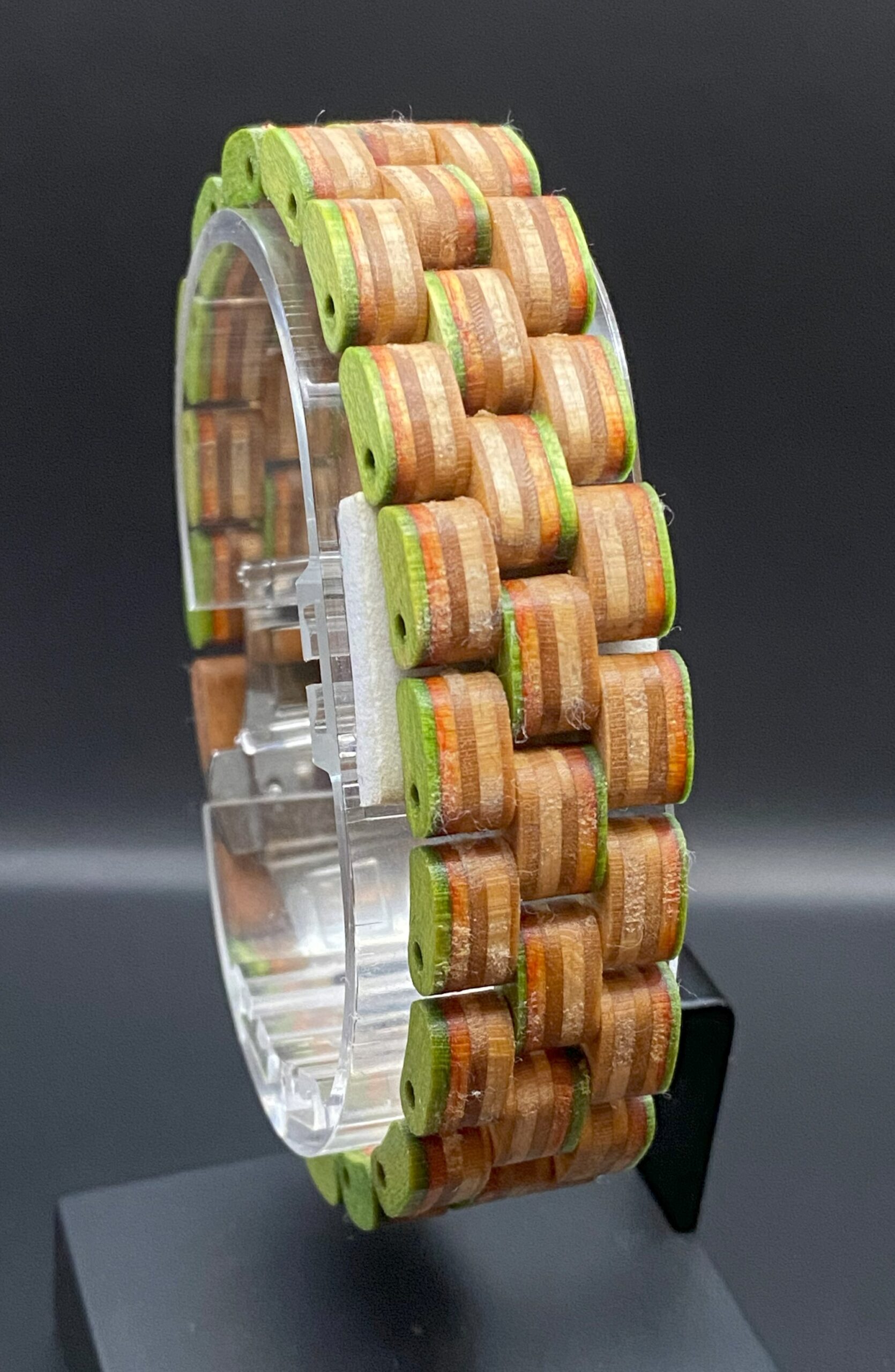 Armband aus recycelten Skateboards