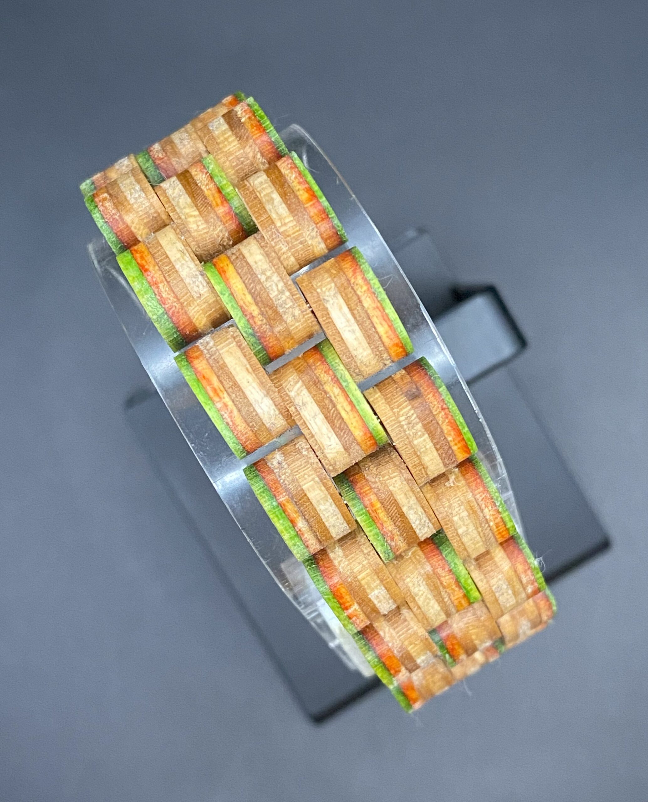 Armband aus recycelten Skateboards