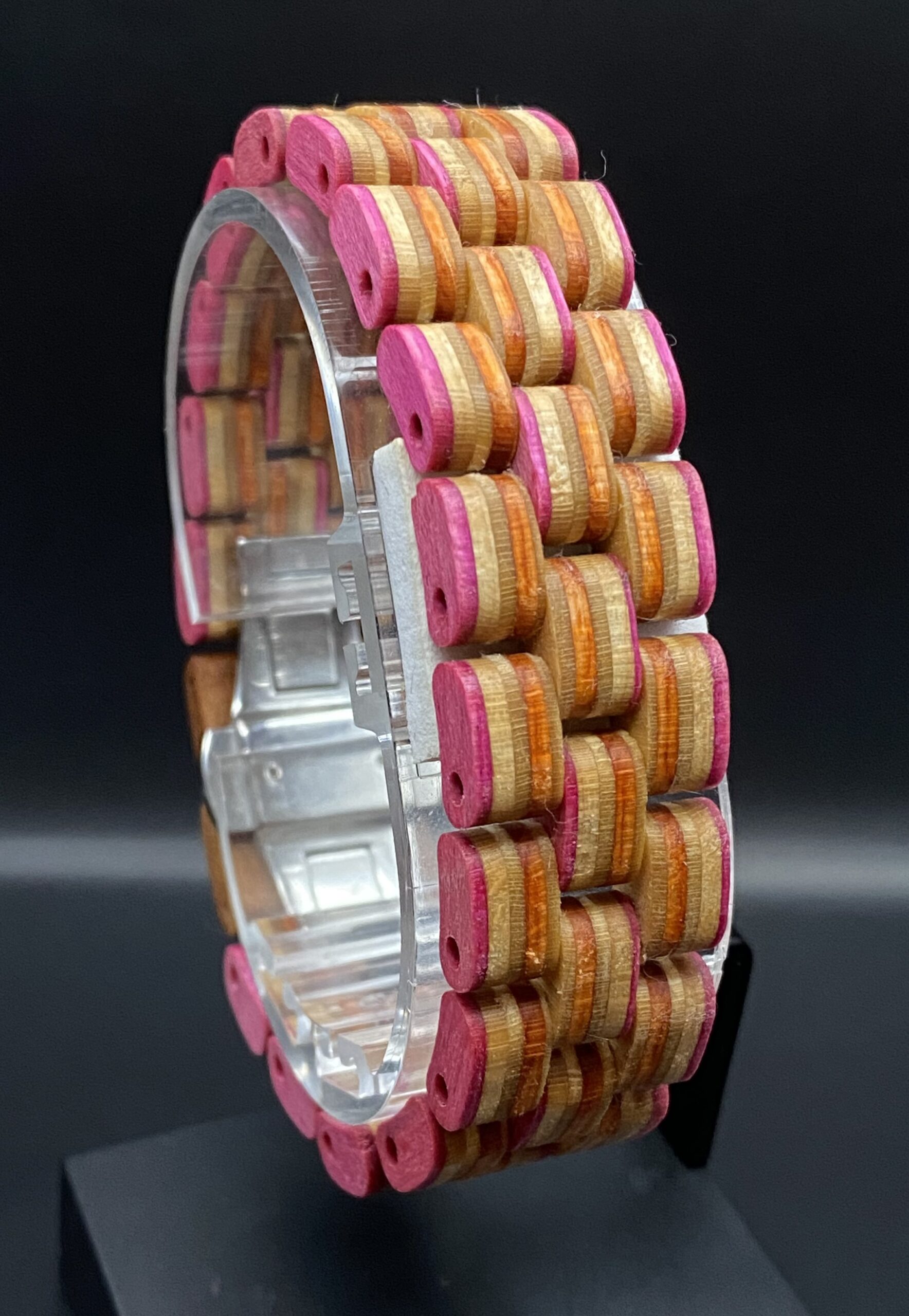 Armband aus recycelten Skateboards