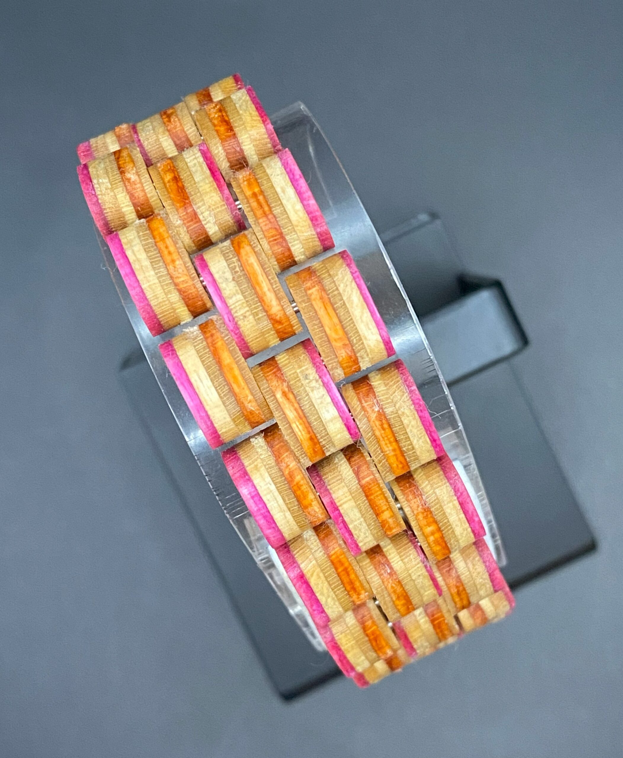 Armband aus recycelten Skateboards