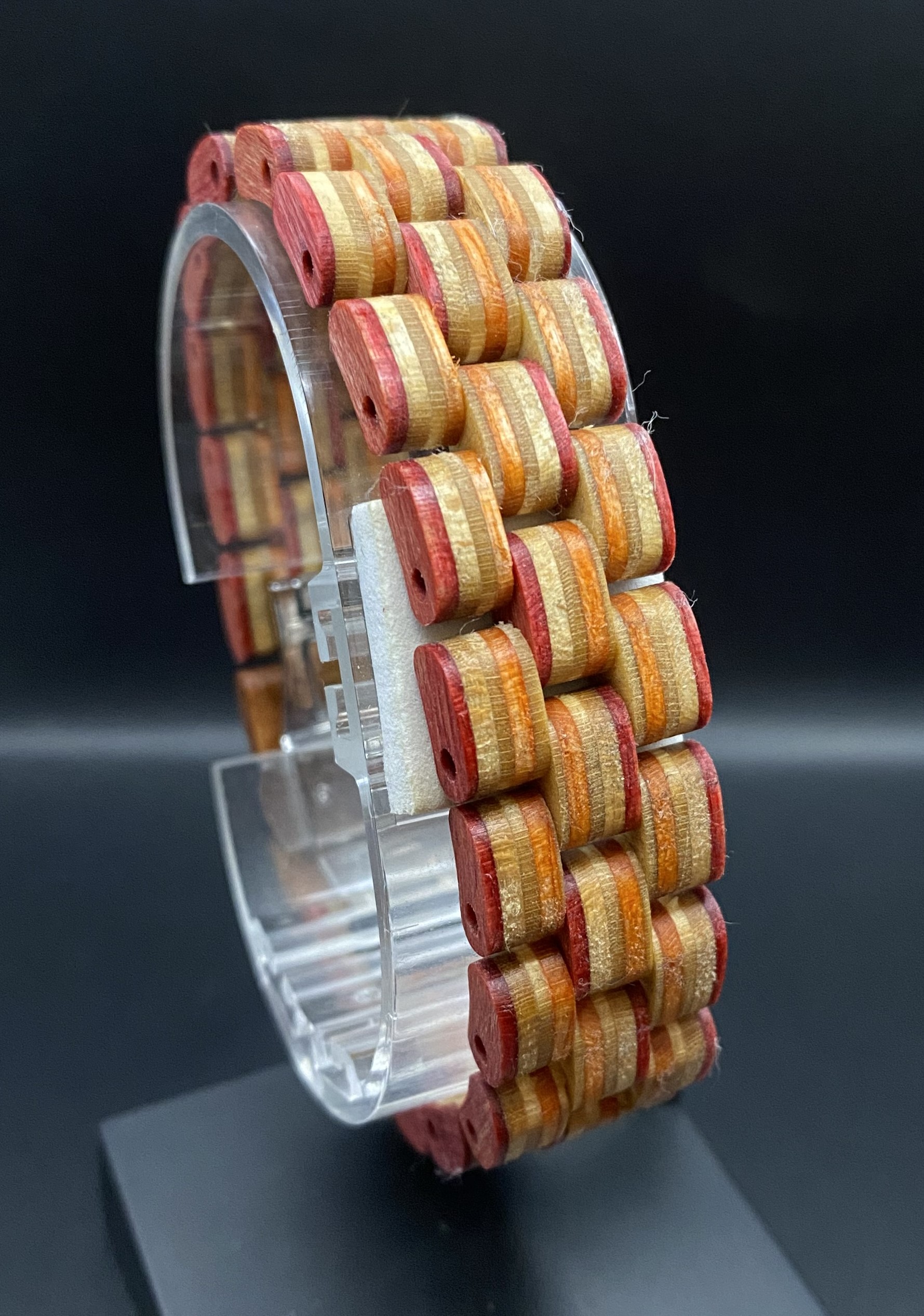 Armband aus recycelten Skateboards
