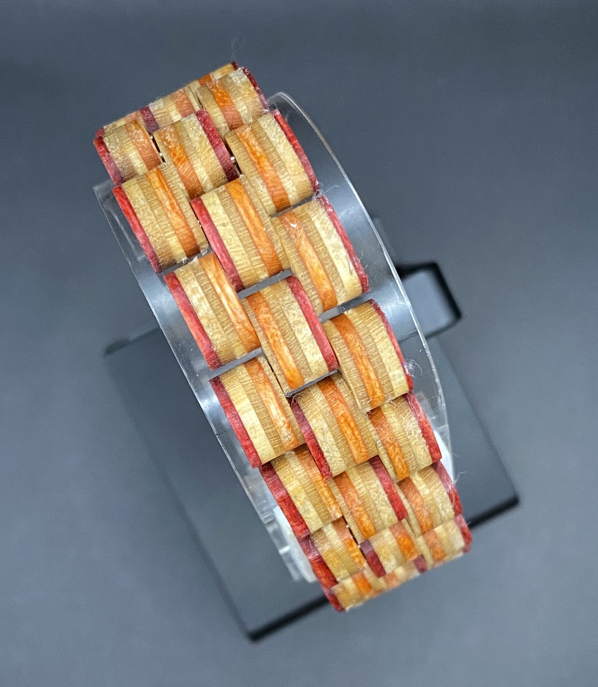 Armband aus recycelten Skateboards