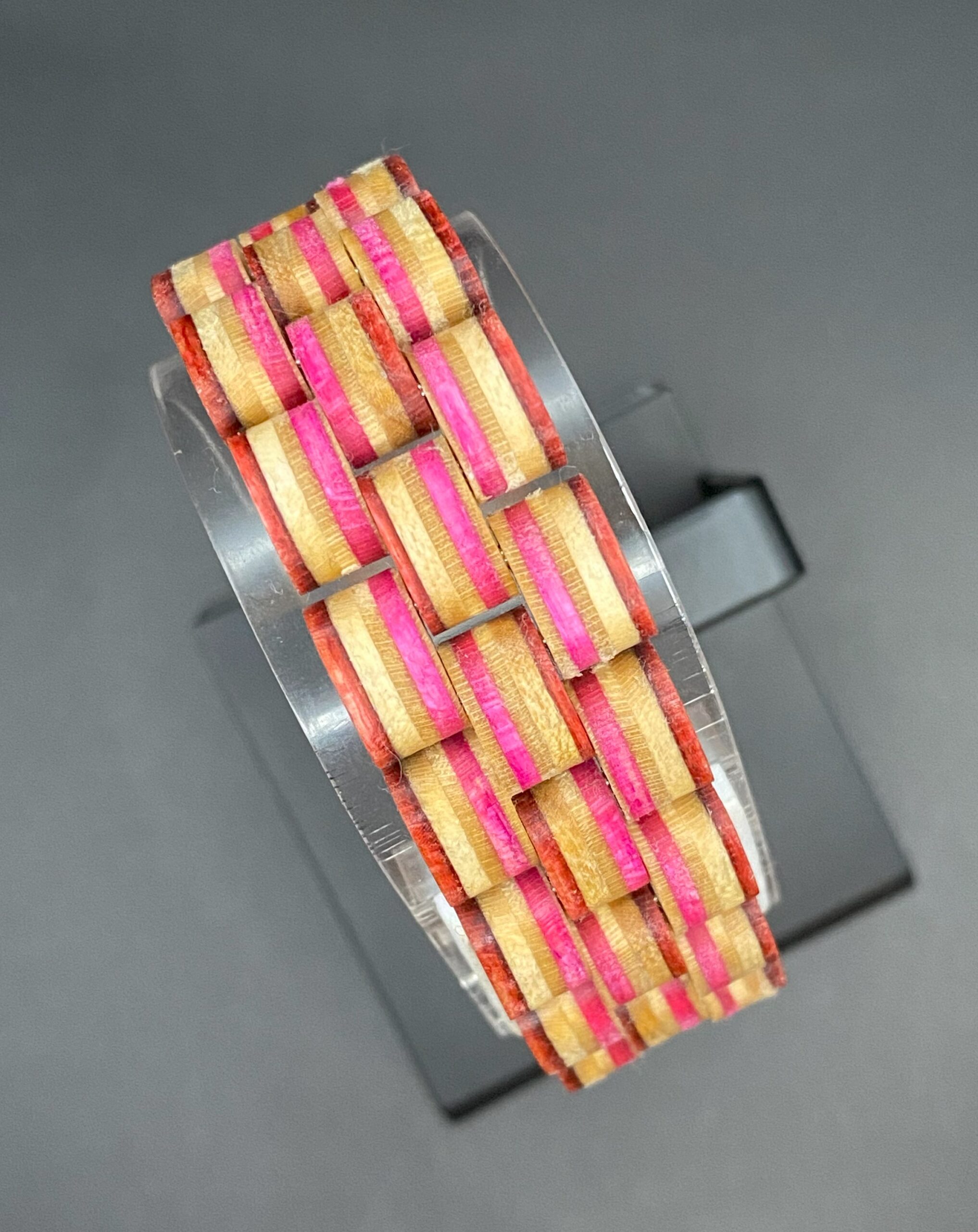 Armband aus recycelten Skateboards