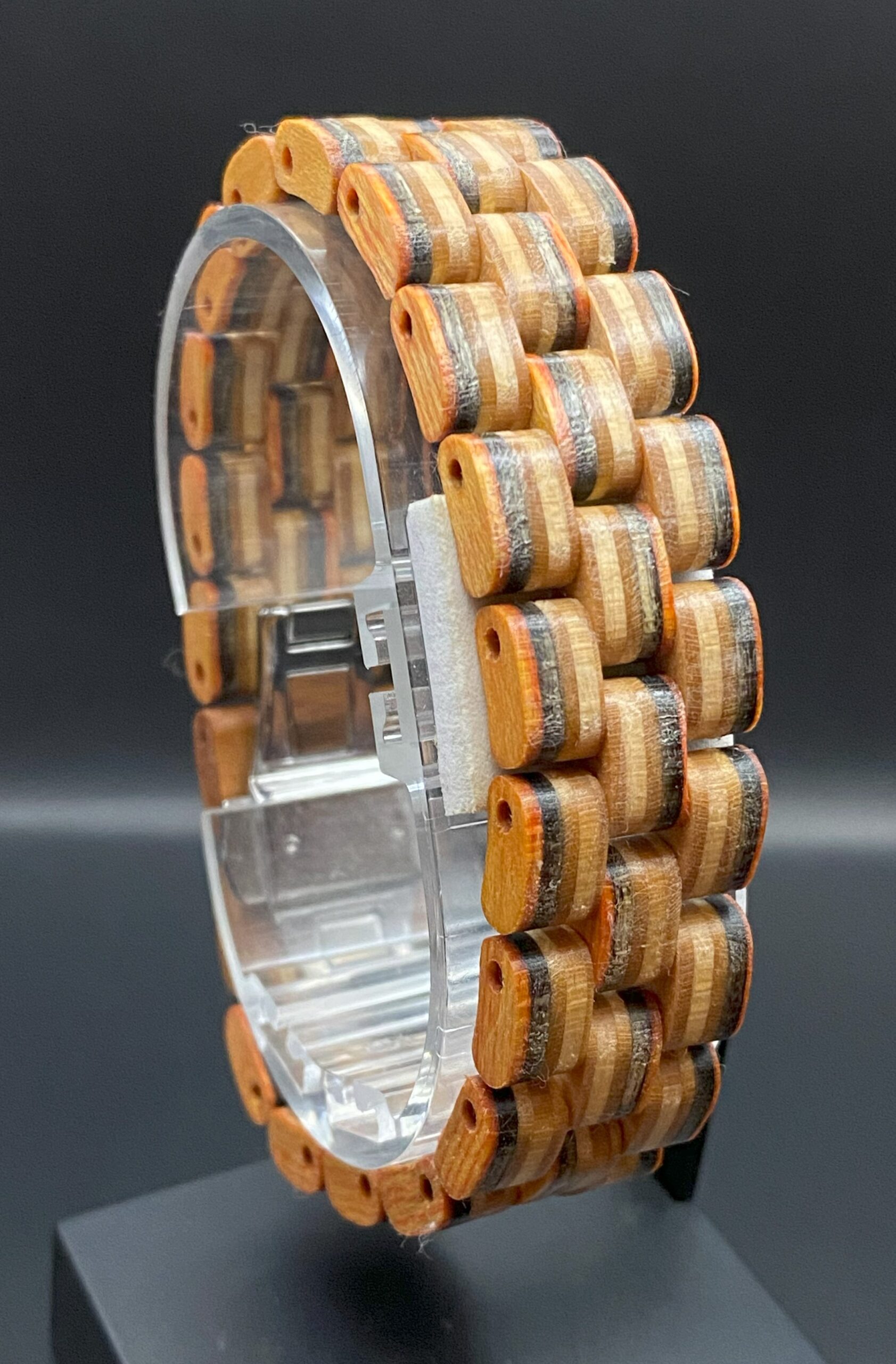 Armband aus recycelten Skateboards