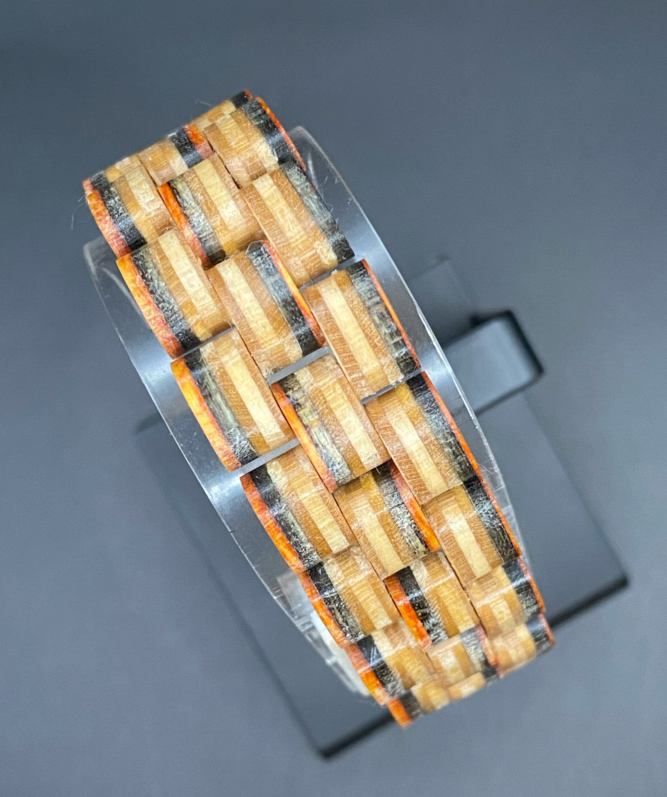 Armband aus recycelten Skateboards