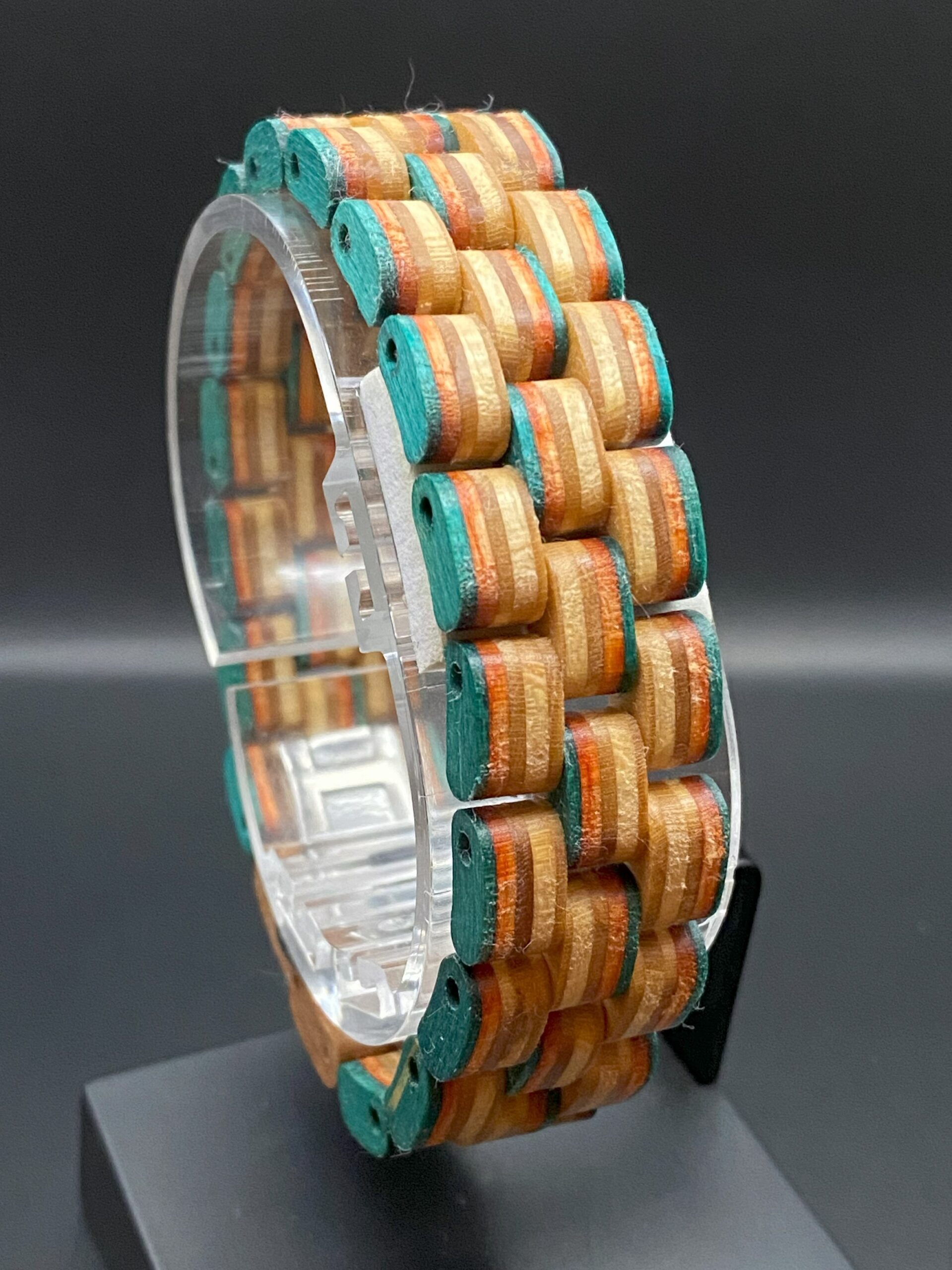 Armband aus recycelten Skateboards