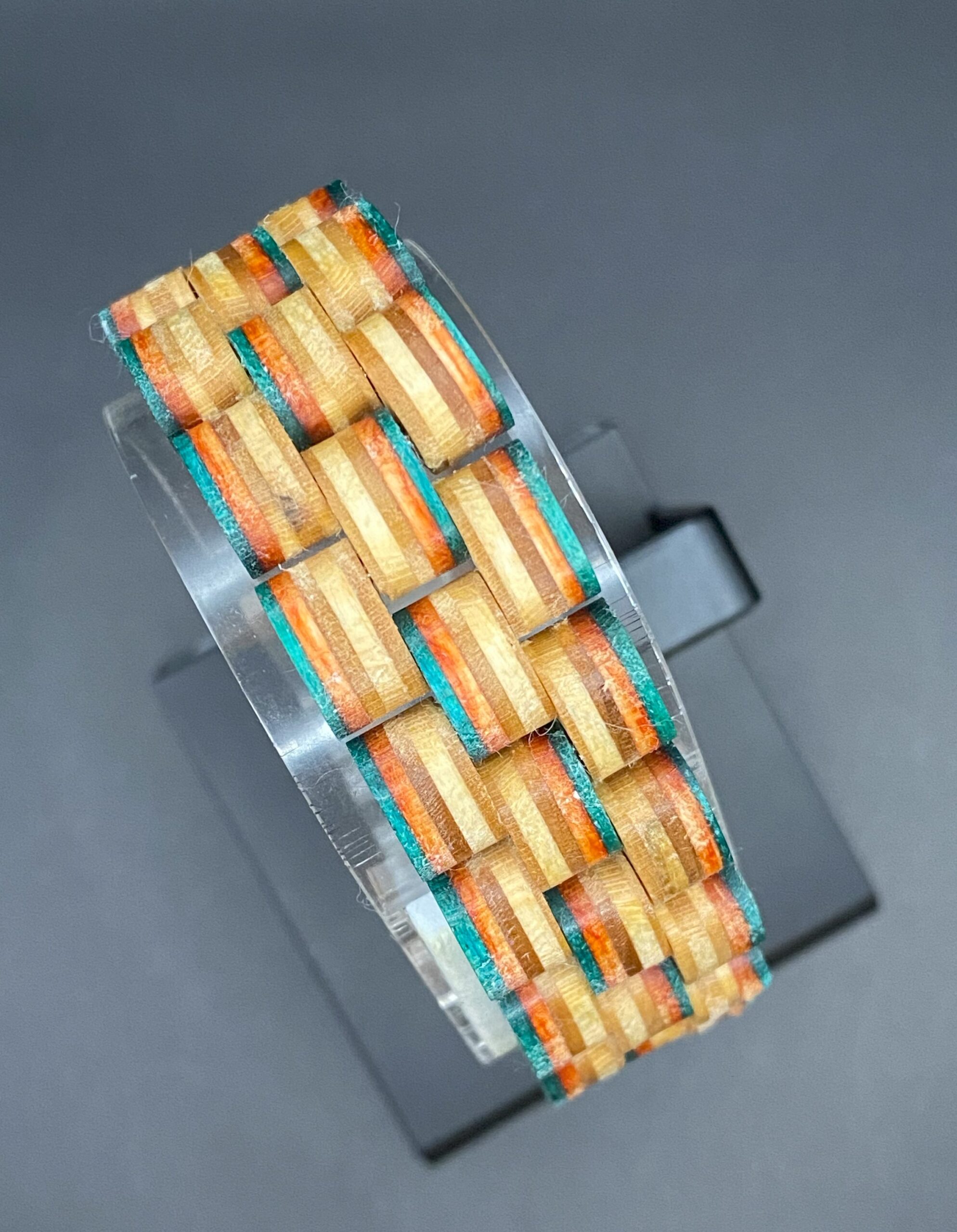 Armband aus recycelten Skateboards