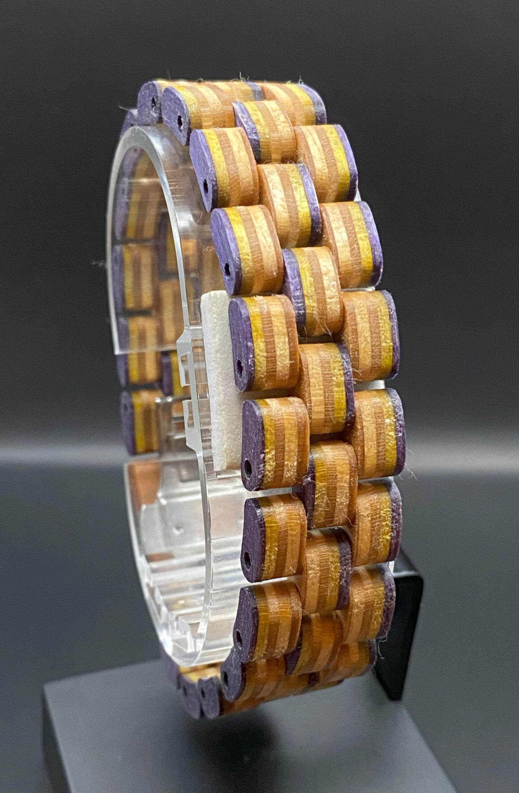 Armband aus recycelten Skateboards