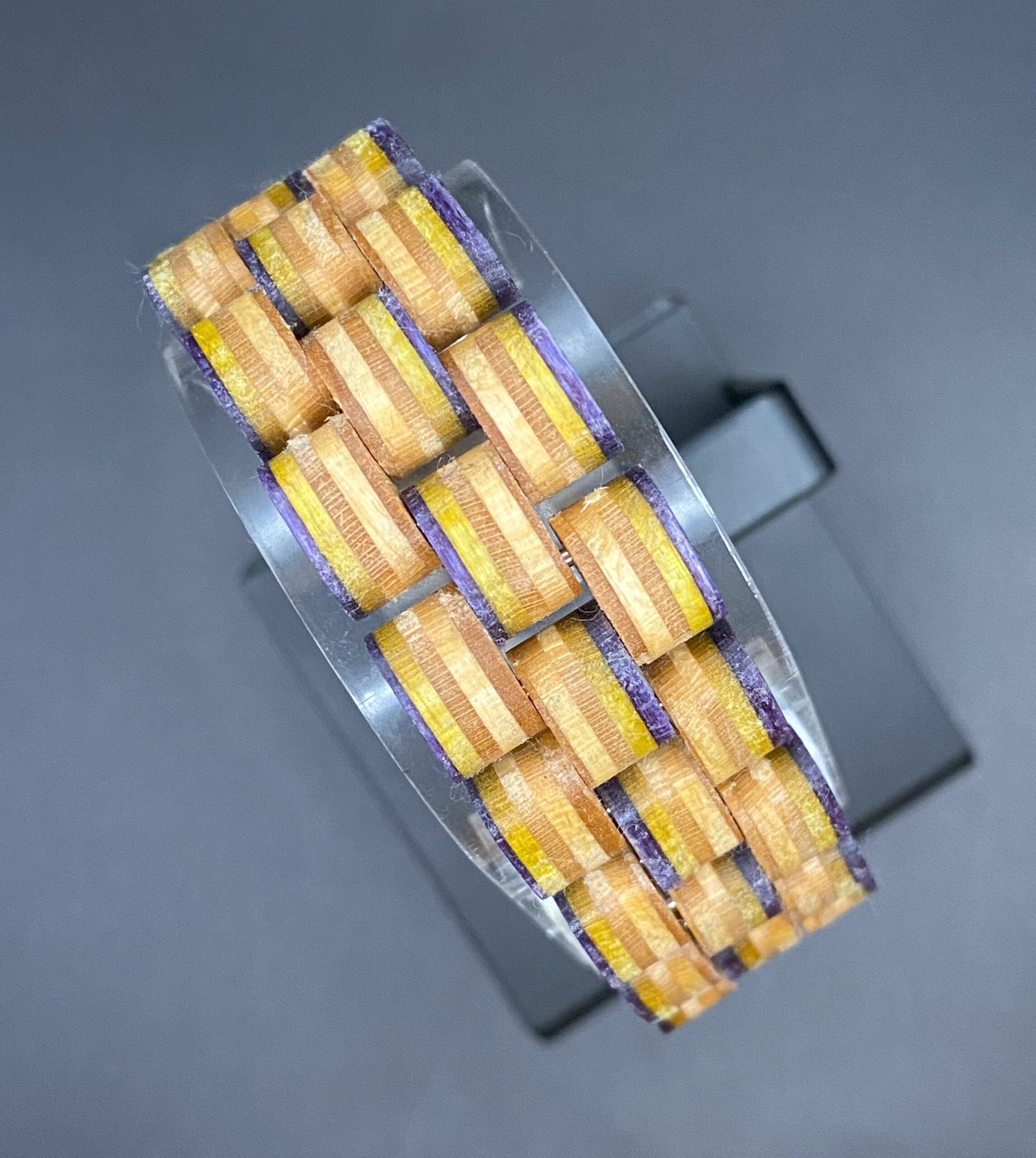 Armband aus recycelten Skateboards