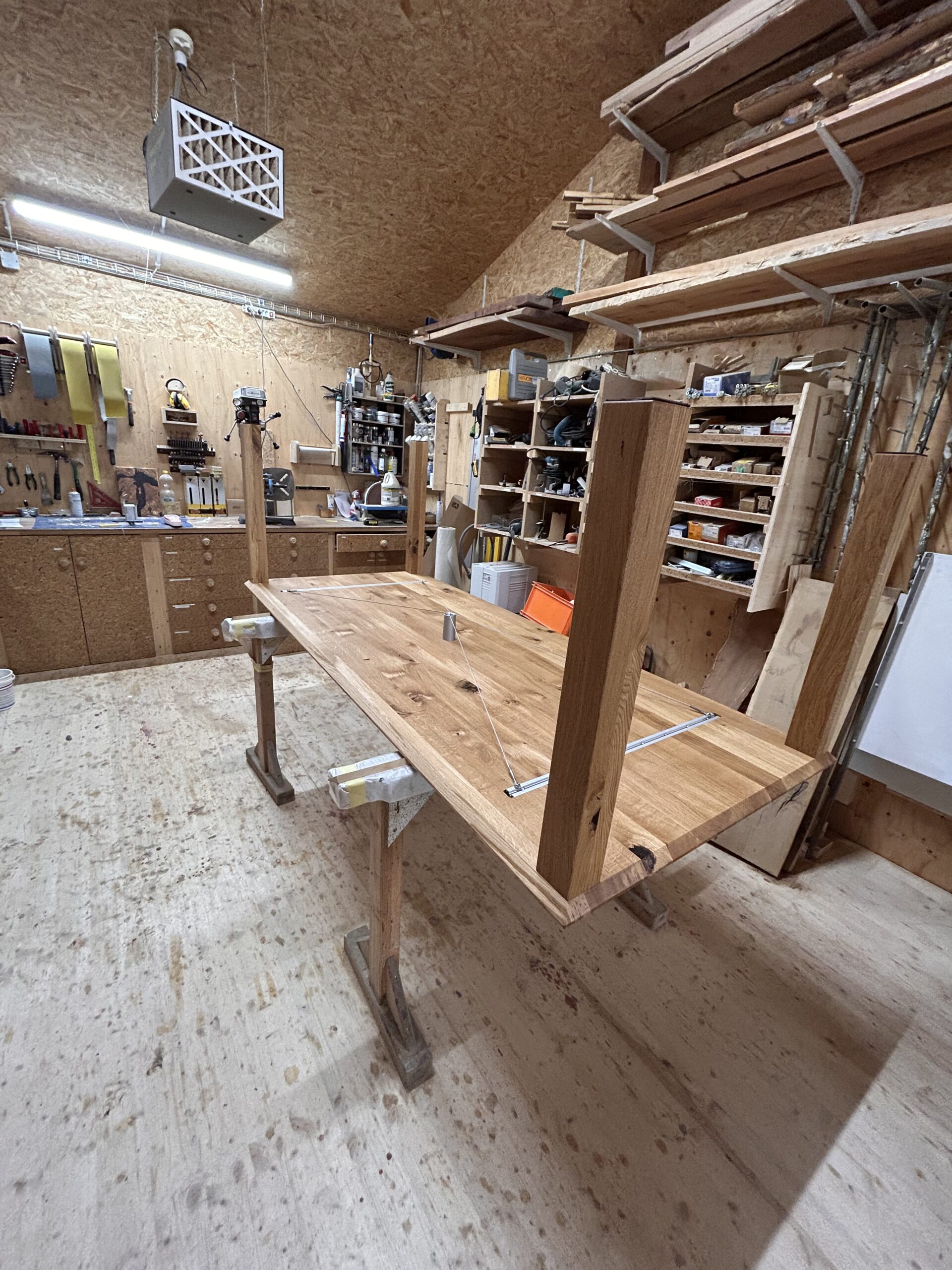 Esstisch aus Eichenholz in der Produktion