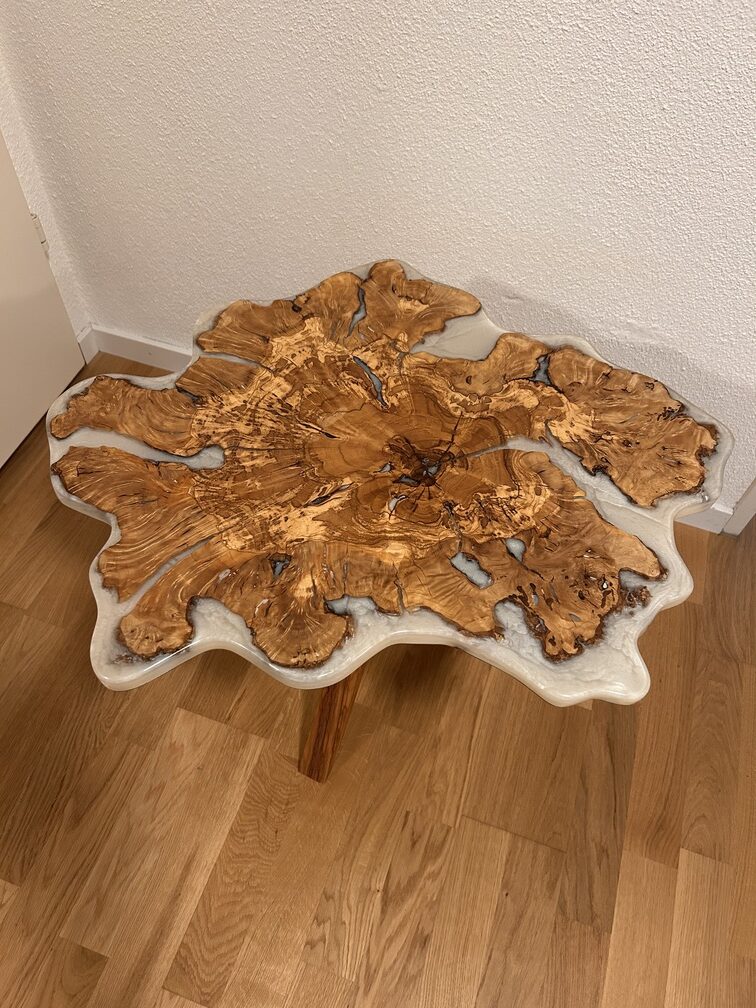 Salontisch aus Olive und Epoxy
