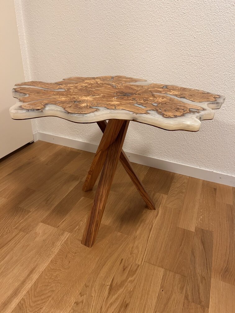 Salontisch aus Olive und Epoxy